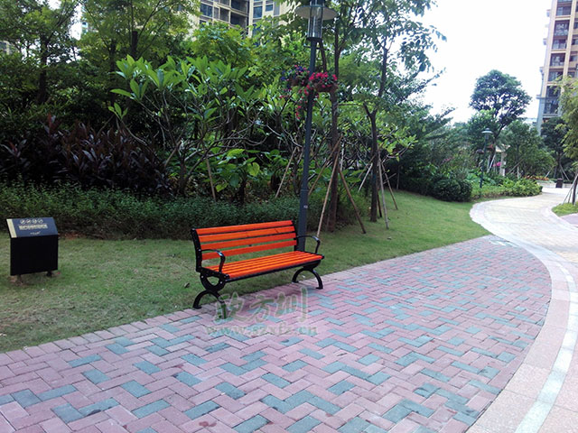  欣方圳垃圾桶廠家這里有您所需的各類垃圾桶產(chǎn)品和園林椅休閑椅，您只需要關(guān)注一下您身邊的市場或者來欣方圳官網(wǎng)瞧一瞧。您可以在欣方圳官網(wǎng)的案例里面，看到全國各地區(qū)的用戶案例及各種類型的用戶選擇。這不，深圳觀瀾的一位客戶又一次來我司欣方圳科技有限公司購買了一批鑄鐵有靠背園林椅。       欣方圳的這批P27鑄鐵有靠背園林椅椅腳模具使用電腦雕刻，比一般廠家人工模具鑄鐵椅腳表面更光滑平整。耐壓性極強，同時具備很強的耐熱、耐磨、耐蝕、耐低溫的特性，鑄鐵有靠背園林椅，生產(chǎn)周期較短，給人以粗獷、莊重、穩(wěn)重的感覺，是戶外市政公共設(shè)施必選產(chǎn)品。    而且為了防止椅條在受力情況下往下變形，我們欣方圳的每一款休閑椅都在在椅條的下面加了兩條L30*3的熱鍍鋅角鋼加強支撐，加強椅條的支撐能力，有效的將承載力傳遞到椅腿上，防止椅條變形，加強休閑椅的抗沖擊能力，提高鑄鐵有靠背園林椅的壽命。