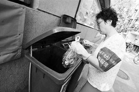 垃圾分揀員工作:每天拿半米長鐵鉤翻垃圾桶2小時(shí)