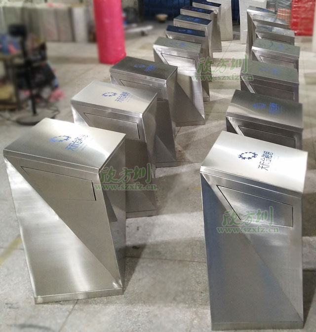 不銹鋼創(chuàng)意造型垃圾桶遠(yuǎn)銷四川金融港樓盤