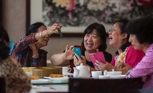 書報亭、早餐車，甚至垃圾桶都有二維碼“身份證”了。