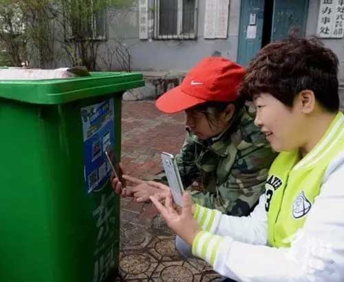 書報亭、早餐車，甚至垃圾桶都有二維碼“身份證”了。