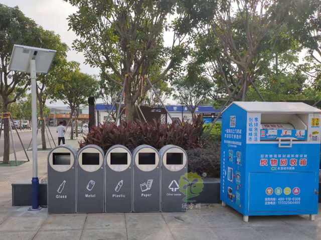 新款多分類果皮箱垃圾分類收集容器太陽能供電，智能滿溢功能通過平臺遠程終端提醒